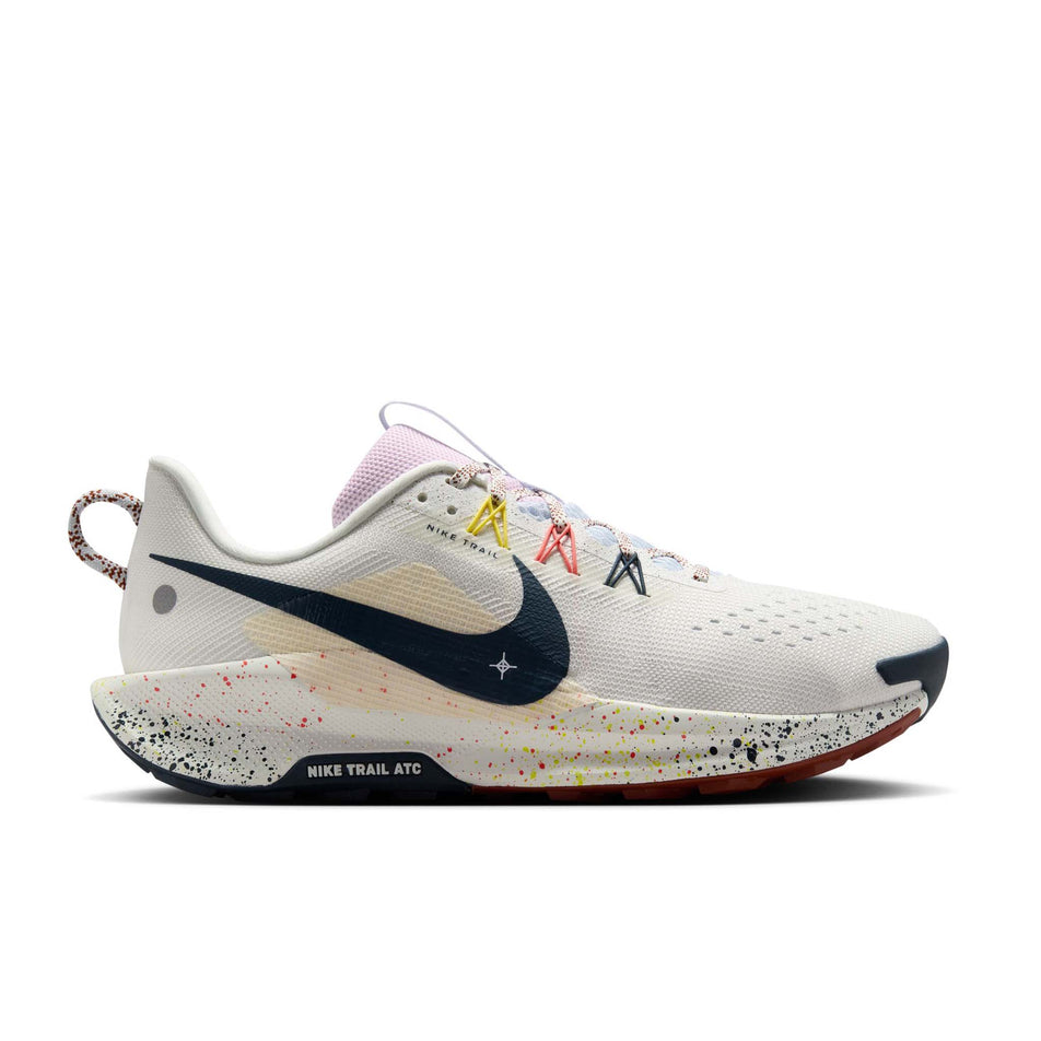 Lateral view of the right shoe from a pair of Nike Men's Pegasus Trail 5 Running Shoes in the Summit White/Armory Navy-Football Grey colourway. (8614520684706)