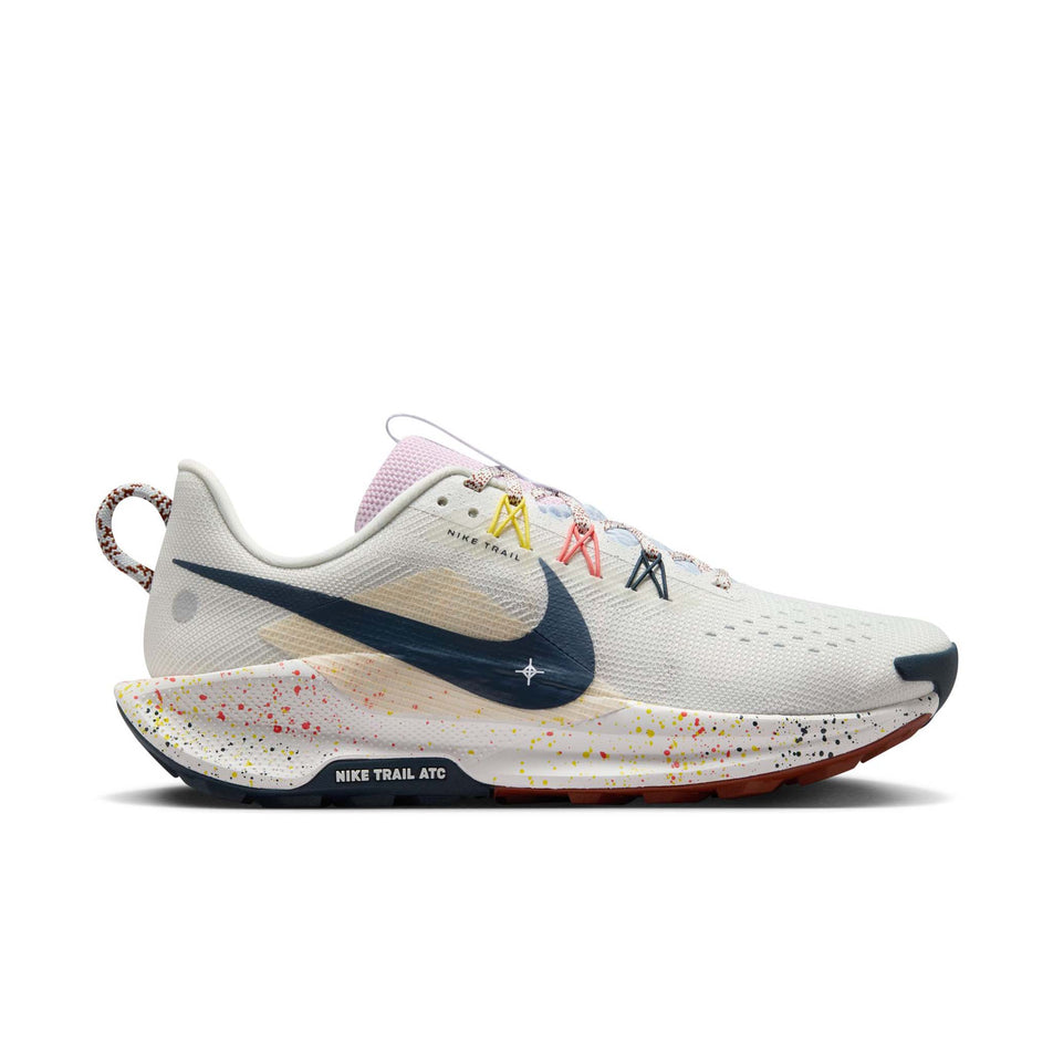 Lateral view of the right shoe from a pair of Nike Women's Pegasus Trail 5 Running Shoes in Summit White/Armory Navy-Football Grey colourway. (8615658487970)