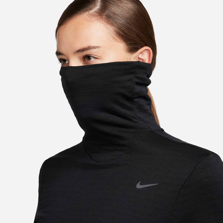 Close-up view of the turtleneck on the Nike Women's Swift Element Therma-FIT Turtleneck Running Top in the Black/Reflective Silver colourway. (8497637752994)