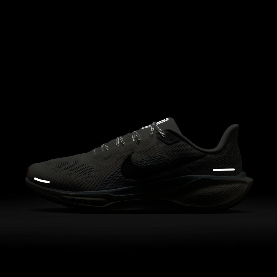 The reflective details on the lateral side of the left shoe from a pair of Nike Men's Pegasus 41 Road Running Shoes in the Sail/Anthracite-Blue Tint-Wolf Grey colourway. (8613912969378)
