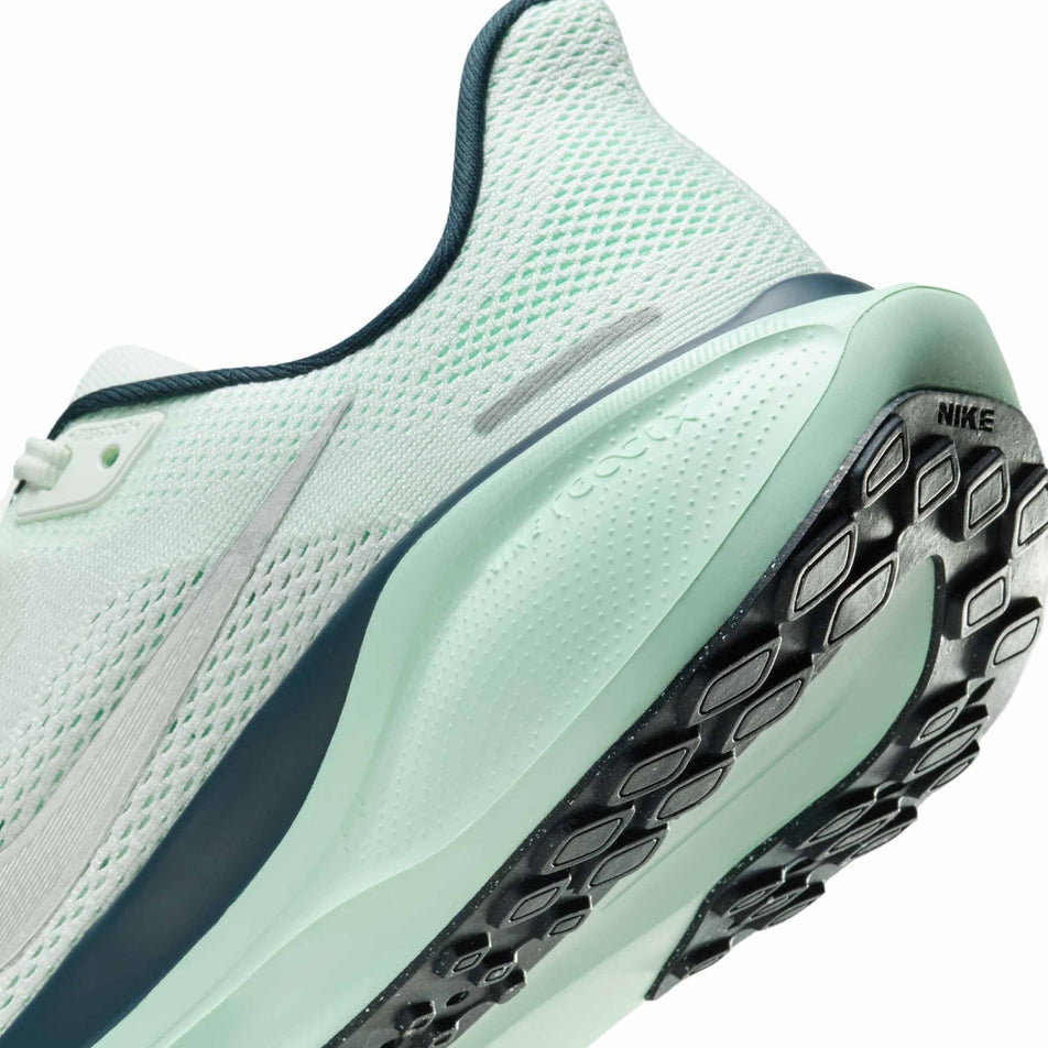 Close up of the midsole of the left shoe from a pair of Nike Women's Pegasus 41 Road Running Shoes in the Ghost Aqua/Metallic Silver-Mint Foam colourway. (8686784610466)