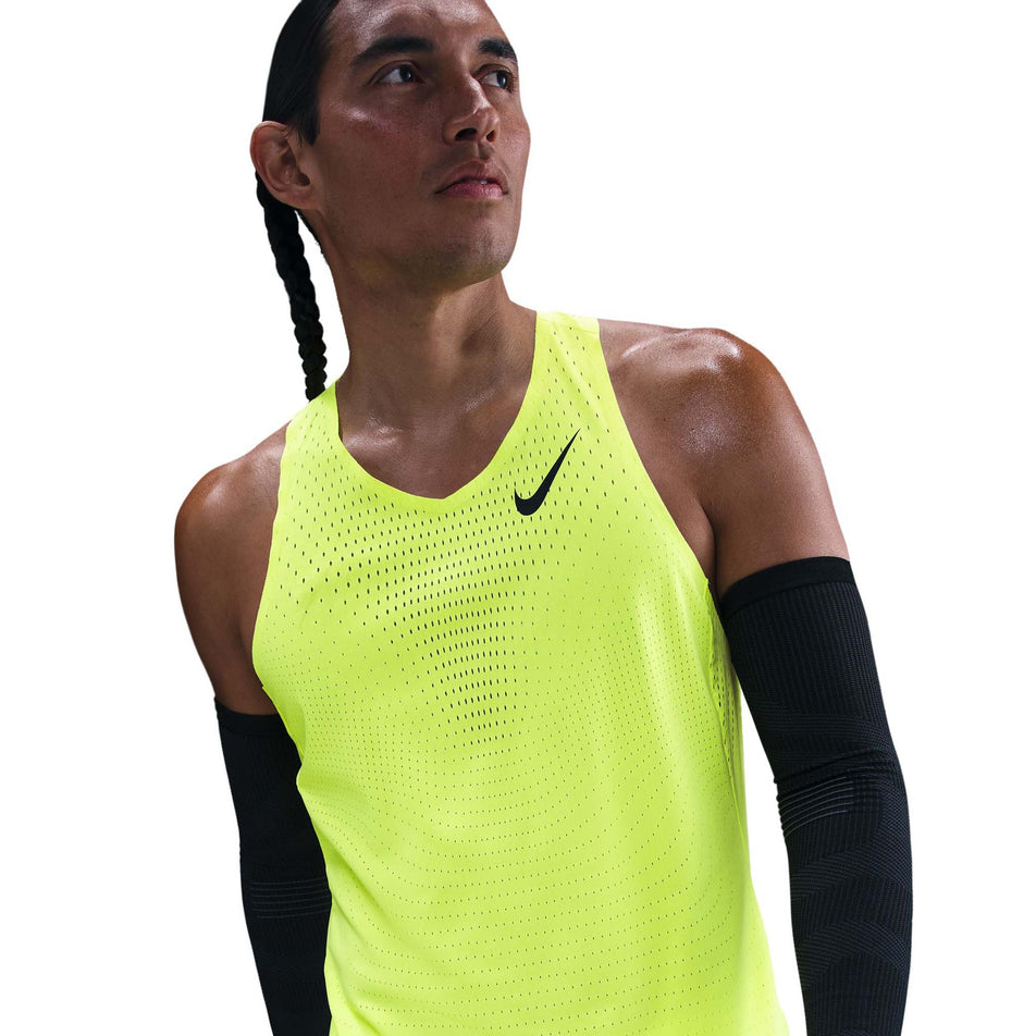 Front view of a model wearing the Nike Men's AeroSwift Dri-FIT ADV Running Singlet in the Volt/Black colourway. (8778164699298)