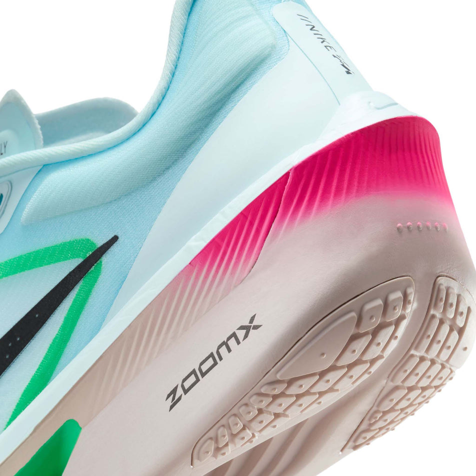 Close up of the midsole of the left shoe from a pair of Nike Men's Zoom Fly 6 Road Running Shoes in the Glacier Ice/Black-Hyper Pink-Green Shock colourway. (8683266441378)