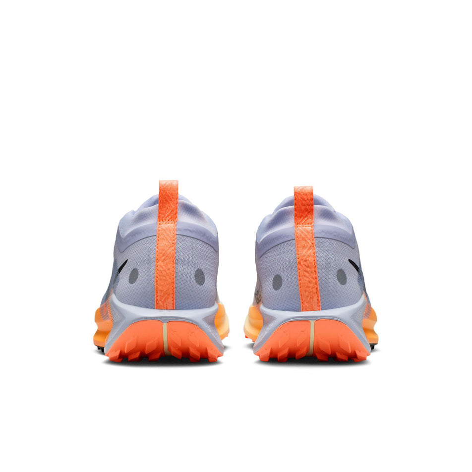 The back of a pair of Nike Men's Pegasus Trail 5 GORE-TEX Waterproof Trail Running Shoes in the Ghost/Black-Malt-Orange Pulse colourway. (8754906202274)