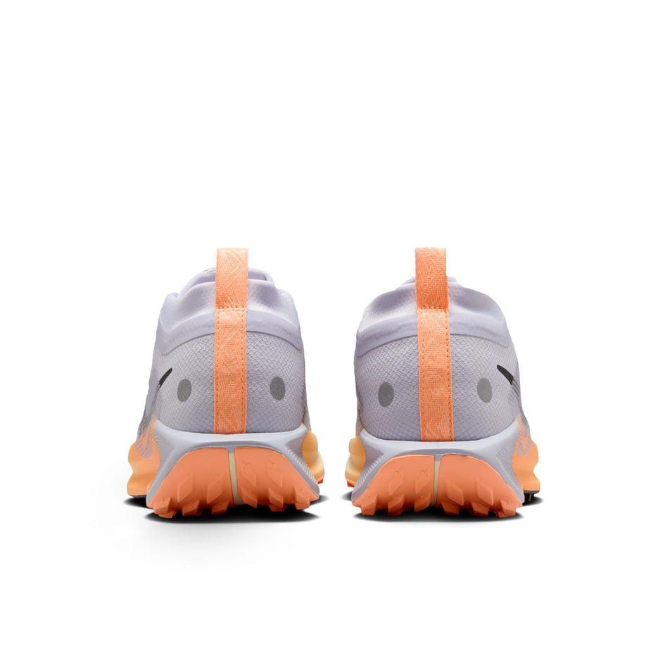 The back of a pair of Nike Women's Pegasus Trail 5 GORE-TEX Waterproof Trail Running Shoes in the Ghost/Black-Malt-Orange Pulse colourway. (8756166131874)