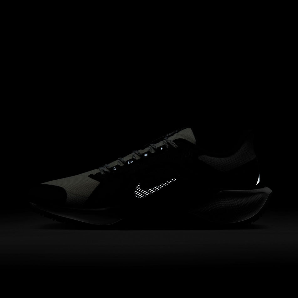 The reflective details on the medial side of the right shoe from a pair of Nike Men's Pegasus 41 GORE-TEX Road Running Shoes in the Black/Summit White-Anthracite-Iron Grey colourway. (8754793185442)