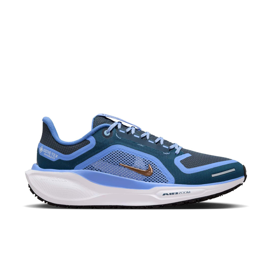 Lateral side of the right shoe from a pair of Nike Women's Pegasus 41 GORE-TEX Waterproof Road Running Shoes in the Cobalt/Bliss/Mtlc Red Bronze-Armory Navy colourway. (8506860634274)