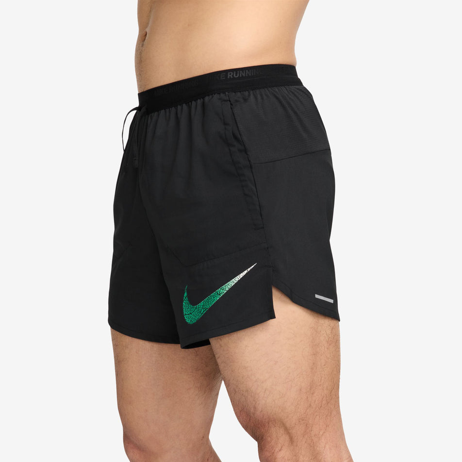 Front angled view of the left side of a model wearing the Nike Men's Dri-FIT Stride