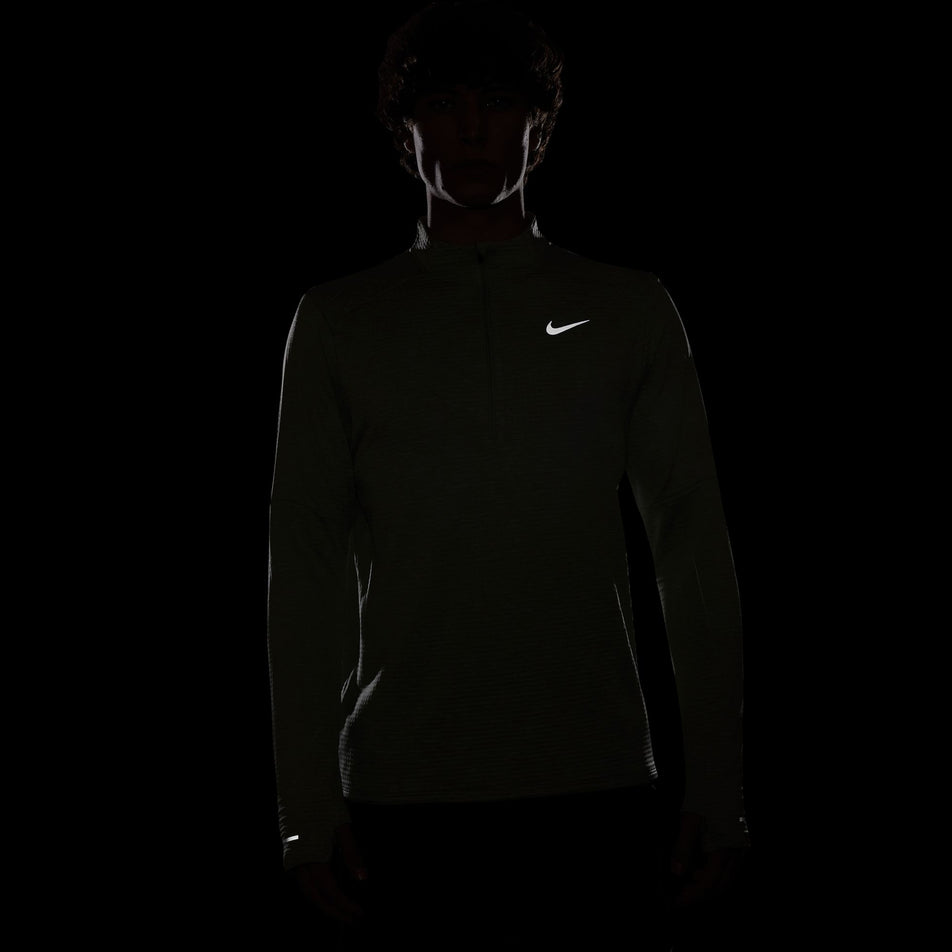 The reflective Swoosh on the front of a Nike Men's Therma-FIT Water-Repellent Element 1/2-Zip Running Top in the Jade Horizon/Reflective Silv colourway. (8497732518050)