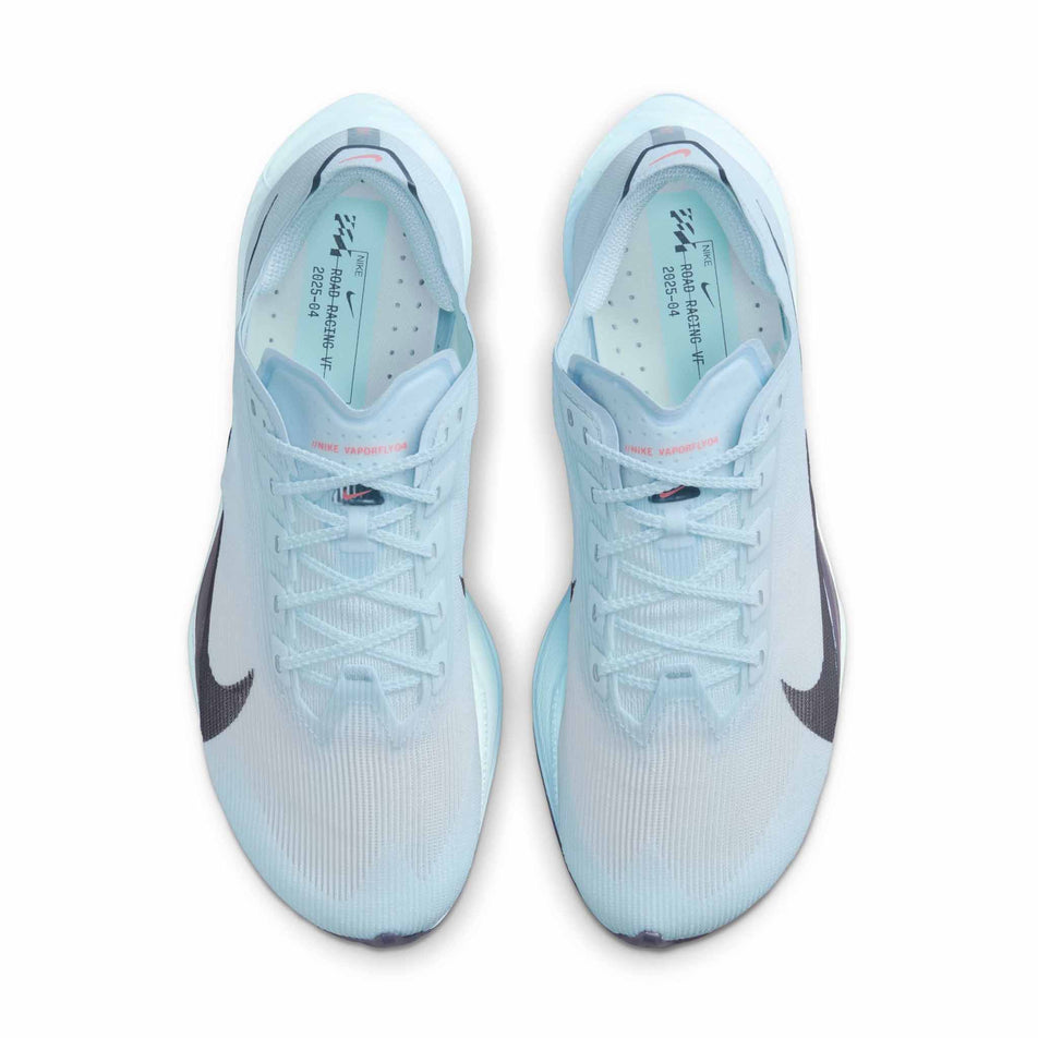 The uppers on a pair of Nike Women's Vaporfly 4 Road Racing Shoes in the Glacier Blue/Gridiron-Blue Tint colourway. (8614577569954)
