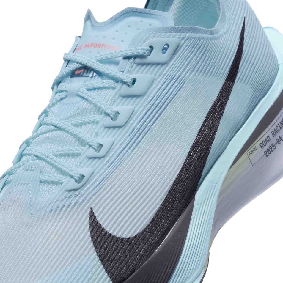 Close up of the upper on the left shoe from a pair of Nike Women's Vaporfly 4 Road Racing Shoes in the Glacier Blue/Gridiron-Blue Tint colourway. (8614577569954)