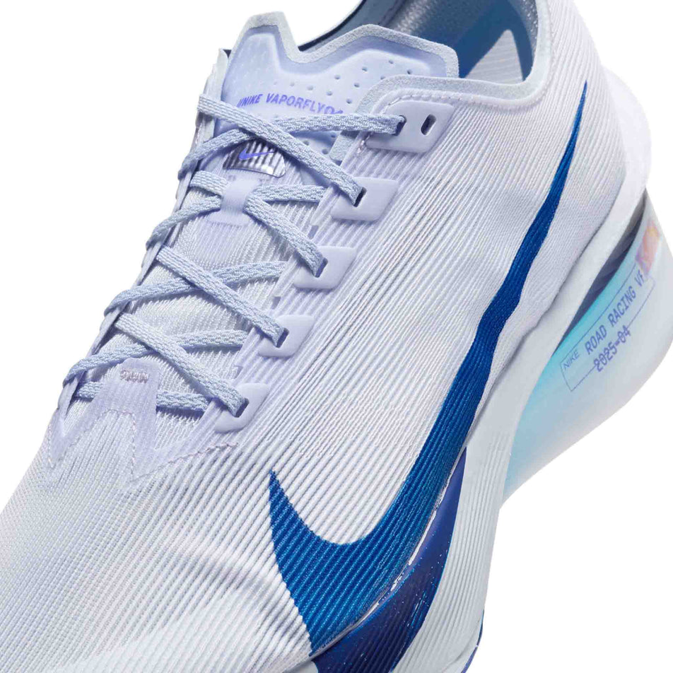 Close up of the upper of the left shoe from a pair of Nike Men's Vaporfly 4 Road Racing Shoes in the Ghost/Blue Void-Persian Violet colourway. (8613787304098)