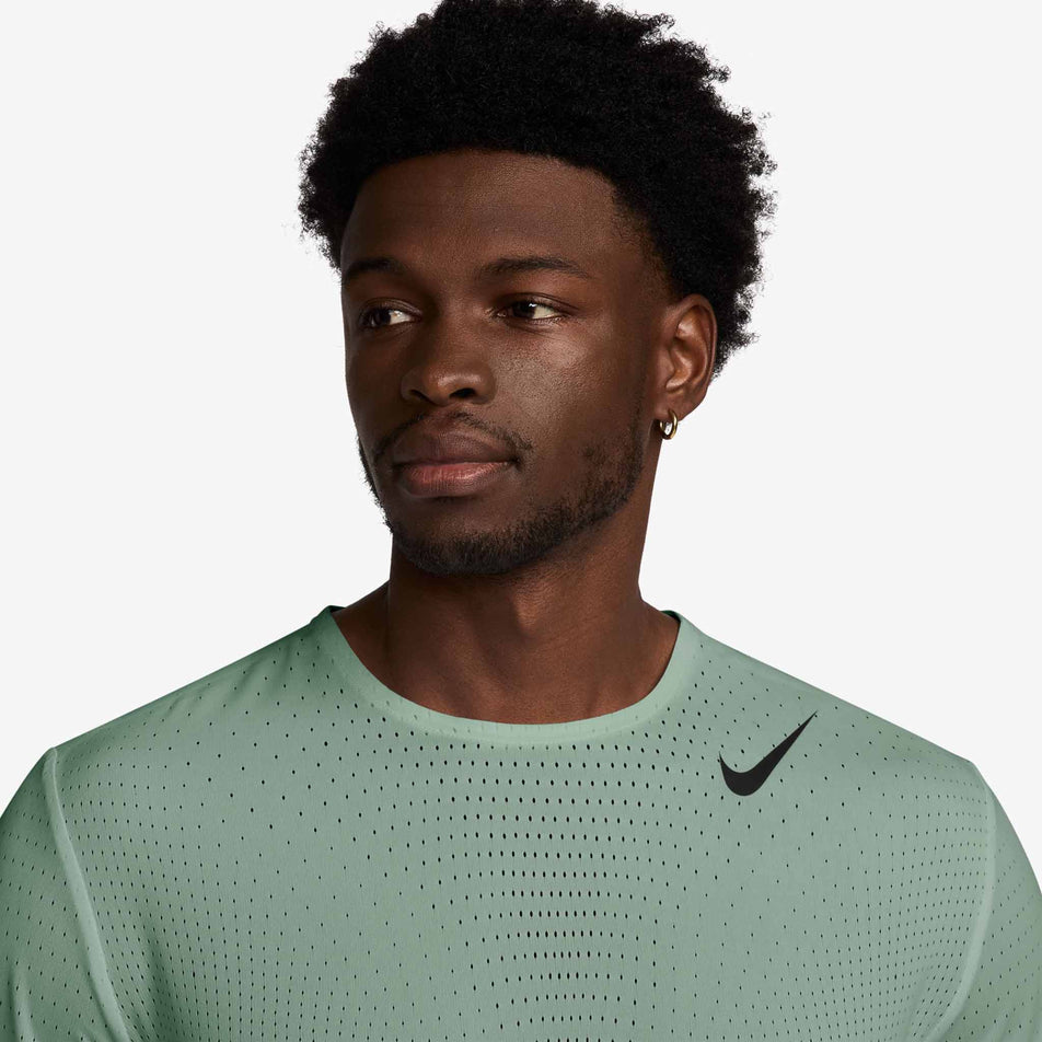 Front view of a model wearing the Nike Men's AeroSwift Dri-FIT ADV Short-Sleeve Running Top in the Steam/Black colourway.