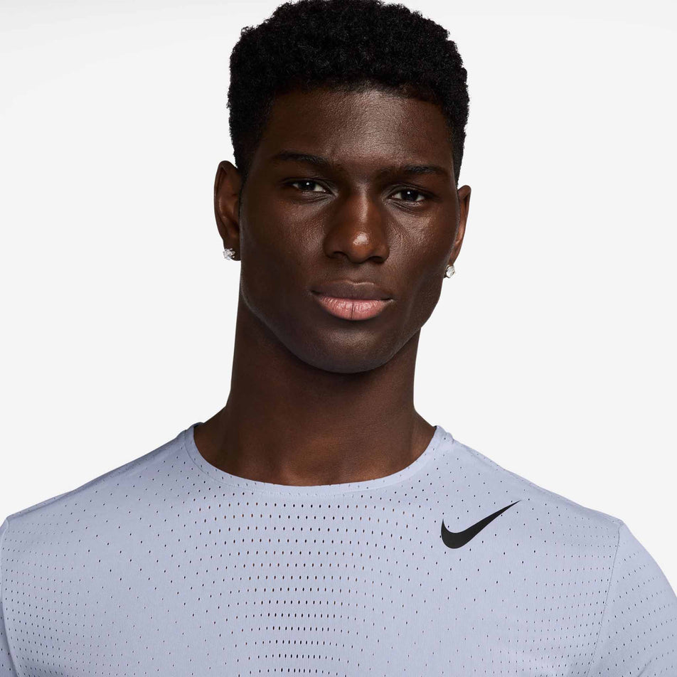 Front view of a model wearing the Nike Men's AeroSwift Dri-FIT ADV Short-Sleeve Running Top in the Ghost/Black colourway. (8710830620834)