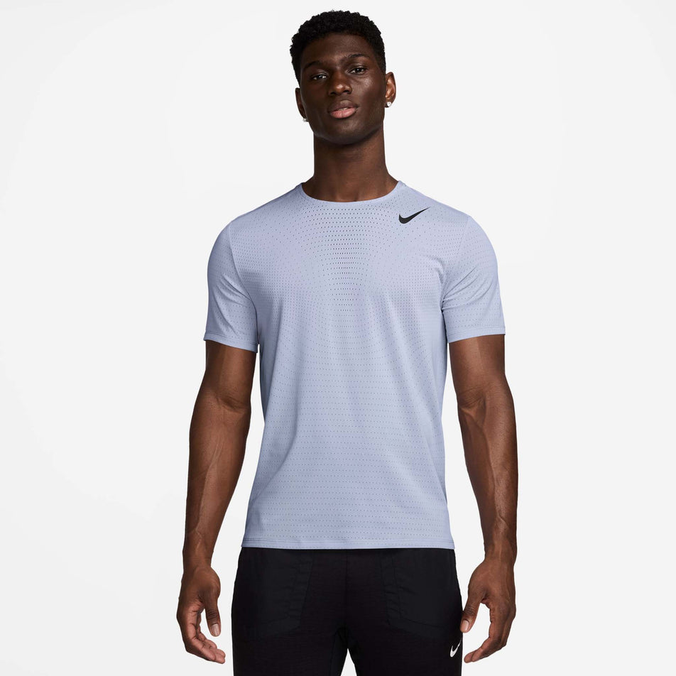 Front view of a model wearing the Nike Men's AeroSwift Dri-FIT ADV Short-Sleeve Running Top in the Ghost/Black colourway. (8710830620834)