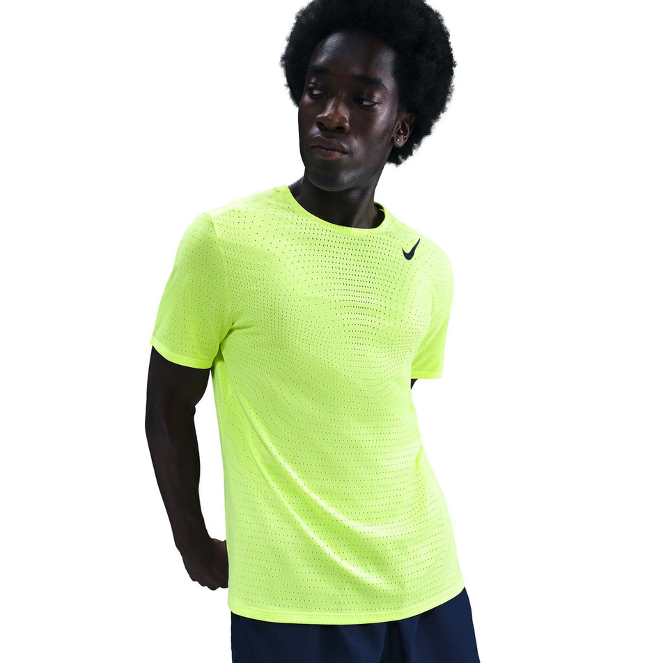 Front view of a model wearing the Nike Men's AeroSwift Dri-FIT ADV Short-Sleeve Running Top in the Volt/Black colourway. (8778190749858)