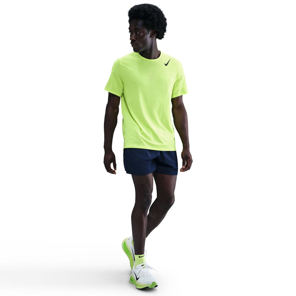 Front view of a model wearing the Nike Men's AeroSwift Dri-FIT ADV Short-Sleeve Running Top in the Volt/Black colourway. (8778190749858)