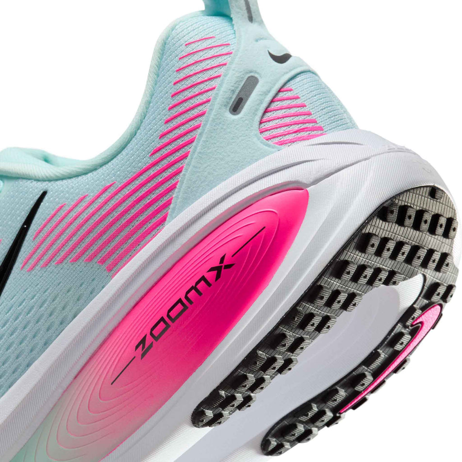 Close up of the midsole of the left shoe from a pair of Nike Men's Vomero 18 Road Running Shoes in the Glacier Blue/Black-White-Hyper Pink colourway. (8684580896930)