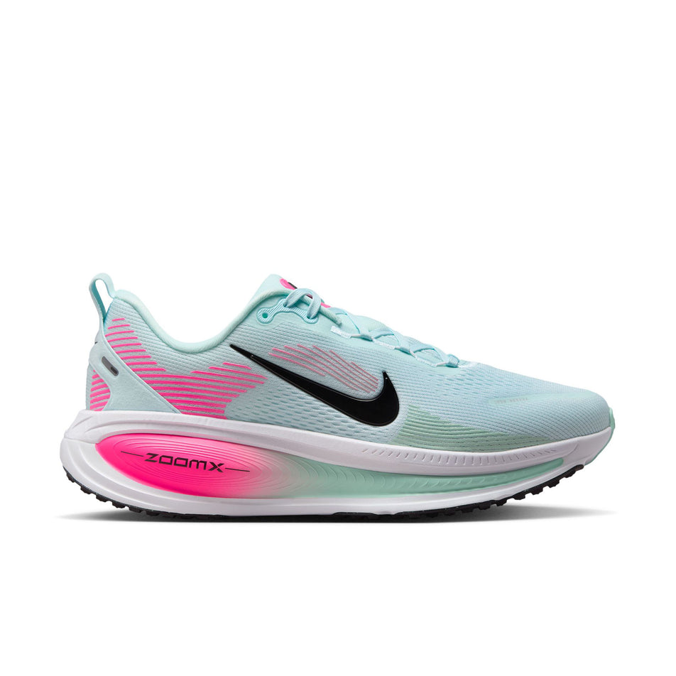 Lateral view of the right shoe from a pair of Nike Men's Vomero 18 Road Running Shoes in the Glacier Blue/Black-White-Hyper Pink colourway. (8684580896930)