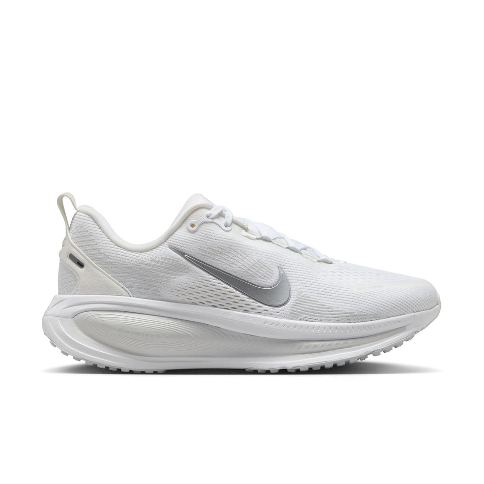 Lateral view of the right shoe from a pair of Nike Women's Vomero 18 Road Running Shoes in the White/Metallic Silver-Photon Dust colourway. (8686789361826)