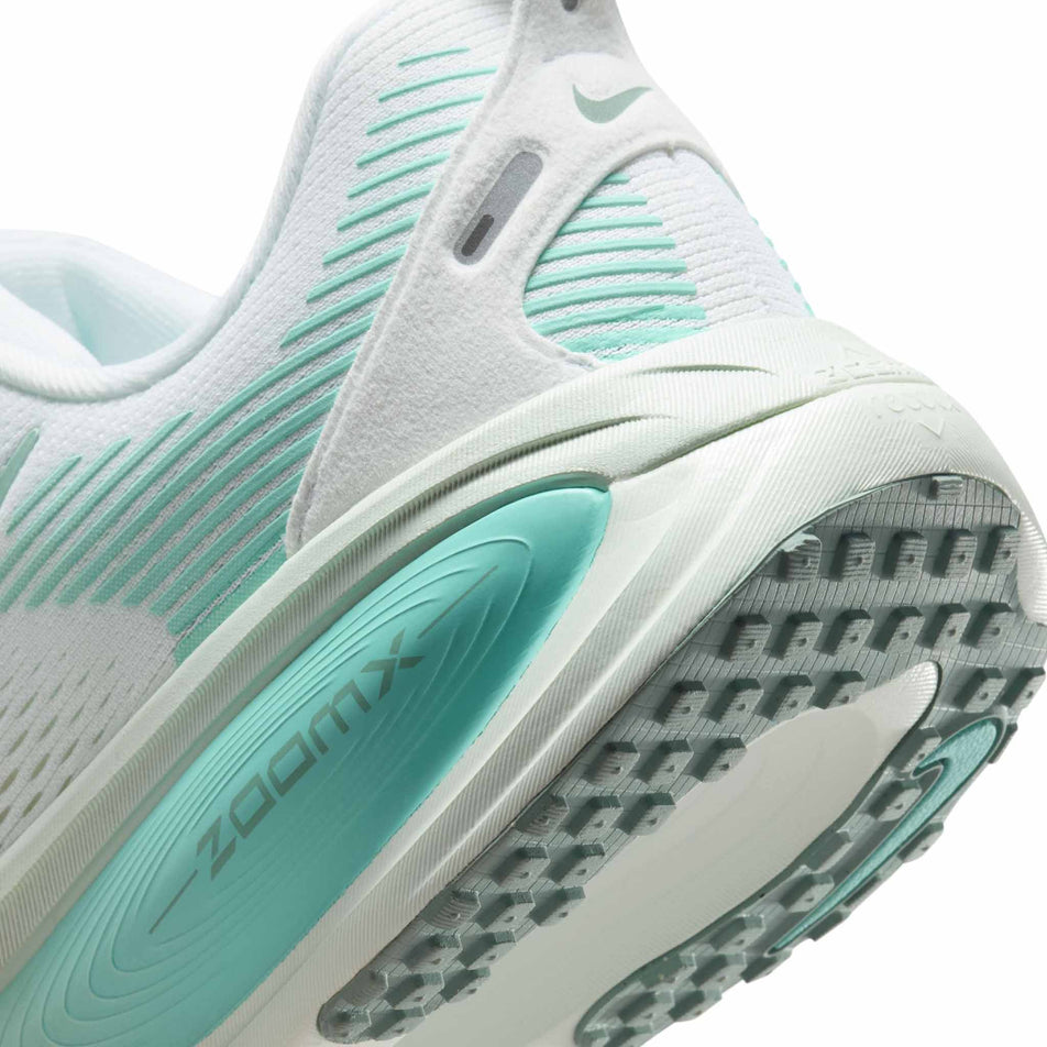 Close up of the midsole of the left shoe from a pair of Nike Women's Vomero 18 Road Running Shoes in the White/Cannon-Bleached Turq-Mint Foam colourway. (8686791000226)