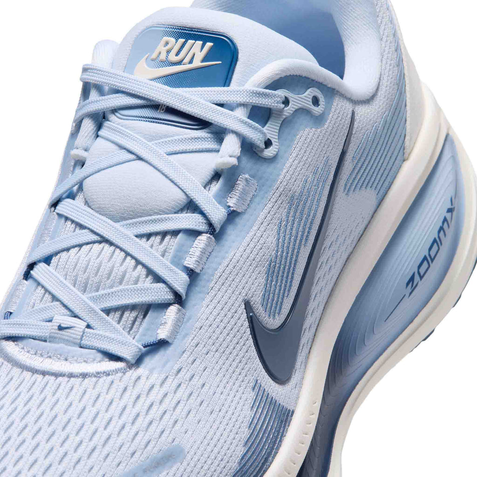 Close-up view of the upper of the left shoe from a pair of Nike Women's Vomero 18 Road Running Shoes in the Hydrogen Blue/Mystic Navy-Aluminum colourway.