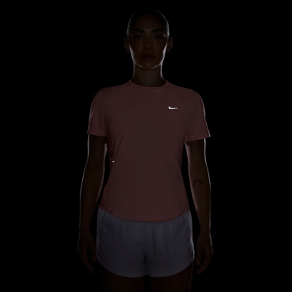 The reflective Swoosh on the front of the Nike Women's Swift Dri-FIT Short-Sleeve Running Top in the Atmosphere/Reflective Silver colourway. (8620130762914)