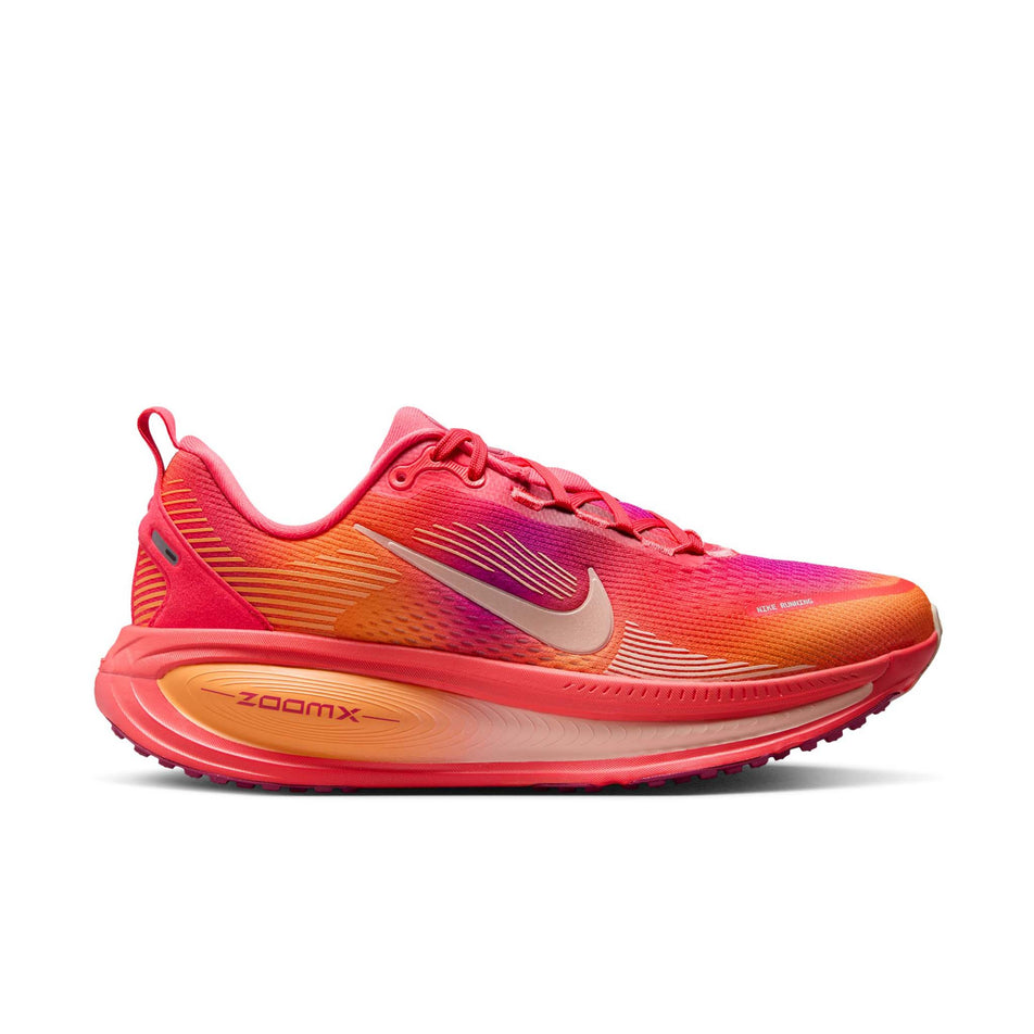 Lateral view of the right shoe from a pair of Nike Women's Vomero 18 SE Road Running Shoes in the Ember Glow/Washed Coral-Sweet Beet colourway. (8725394751650)
