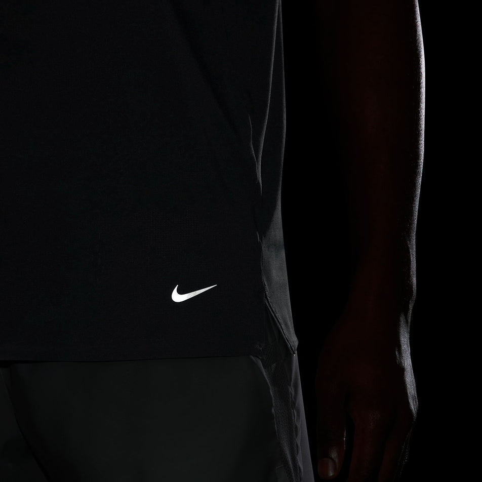 The reflective Swoosh on the front of the Nike Men's Dri-FIT ADV Run Pinnacle Short-Sleeve Running Top in the Black/Blackref colourway. (8710811615394)