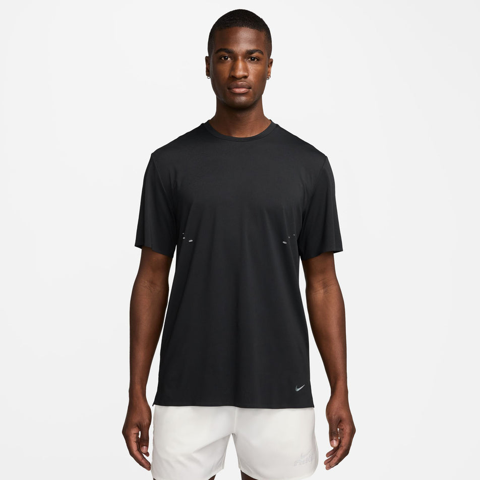 Front view of a model wearing the Nike Men's Dri-FIT ADV Run Pinnacle Short-Sleeve Running Top in the Black/Blackref colourway. (8710811615394)
