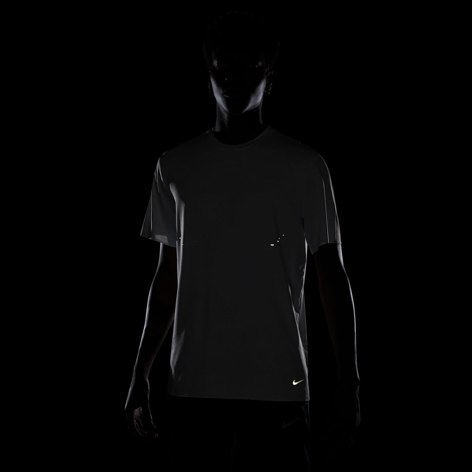 The reflective details on the front of the Nike Men's Dri-FIT ADV Run Pinnacle Short-Sleeve Running Top in the Summit White/Blkref colourway. (8710821314722)