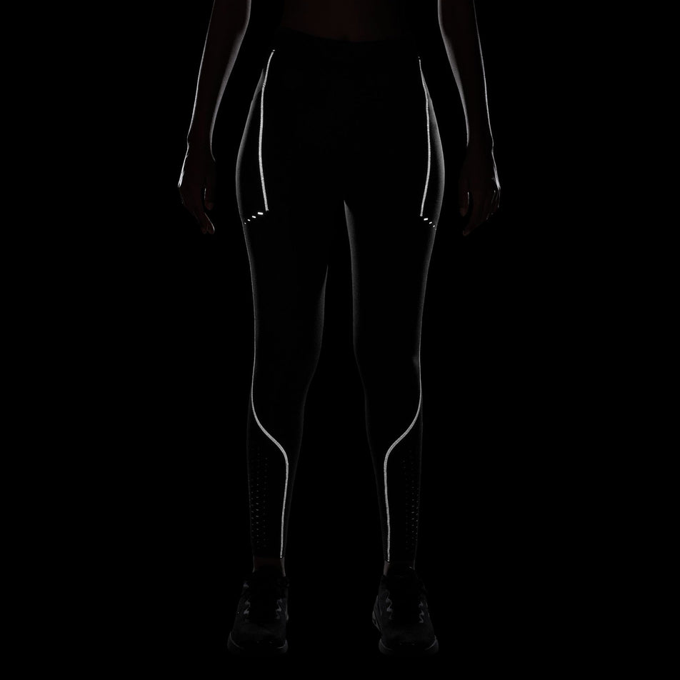 The reflective details on the Nike Women's Swift High-Waisted 7/8 Running Leggings in the Black/Dark Smoke Grey colourway. (8756531626146)