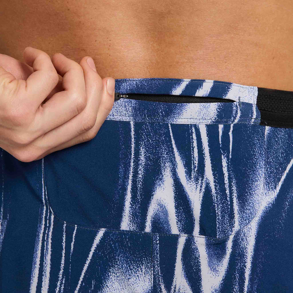 Close up of the zippered pocket on the back of the Nike Men's AeroSwift Dri-FIT ADV 2