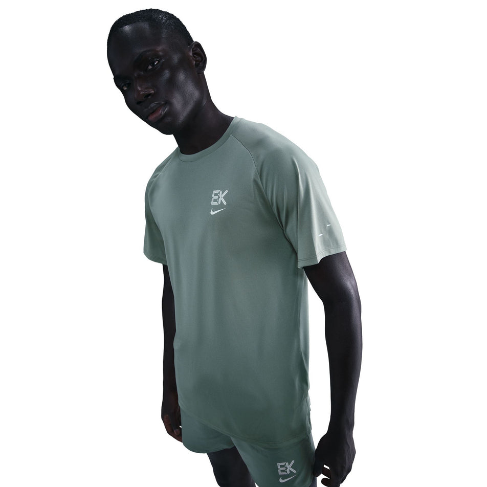 Front view of a model wearing the Nike Men's Stride