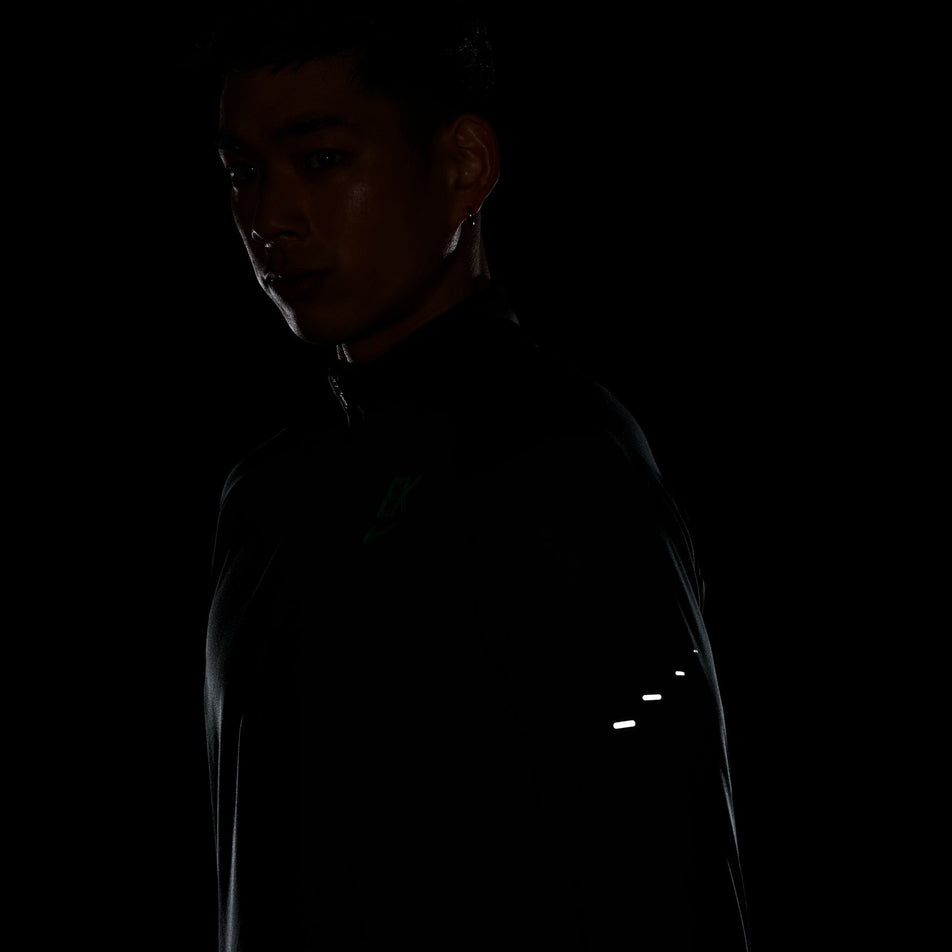 The reflective pills on the sleeve of the Nike Men's Stride