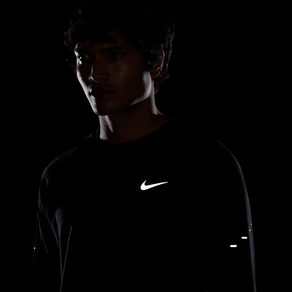 The reflective Nike Swoosh and reflective pills on the Nike Men's Dri-FIT Stride Running Waffle Crew in the Black/Reflective Silver colourway. (8733246980258)