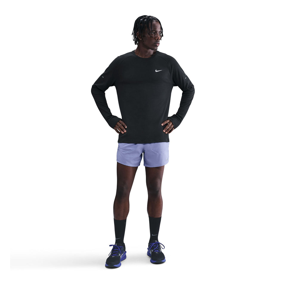 Front view of a model wearing the Nike Men's Dri-FIT Stride Running Waffle Crew in the Black/Reflective Silver colourway. (8733246980258)