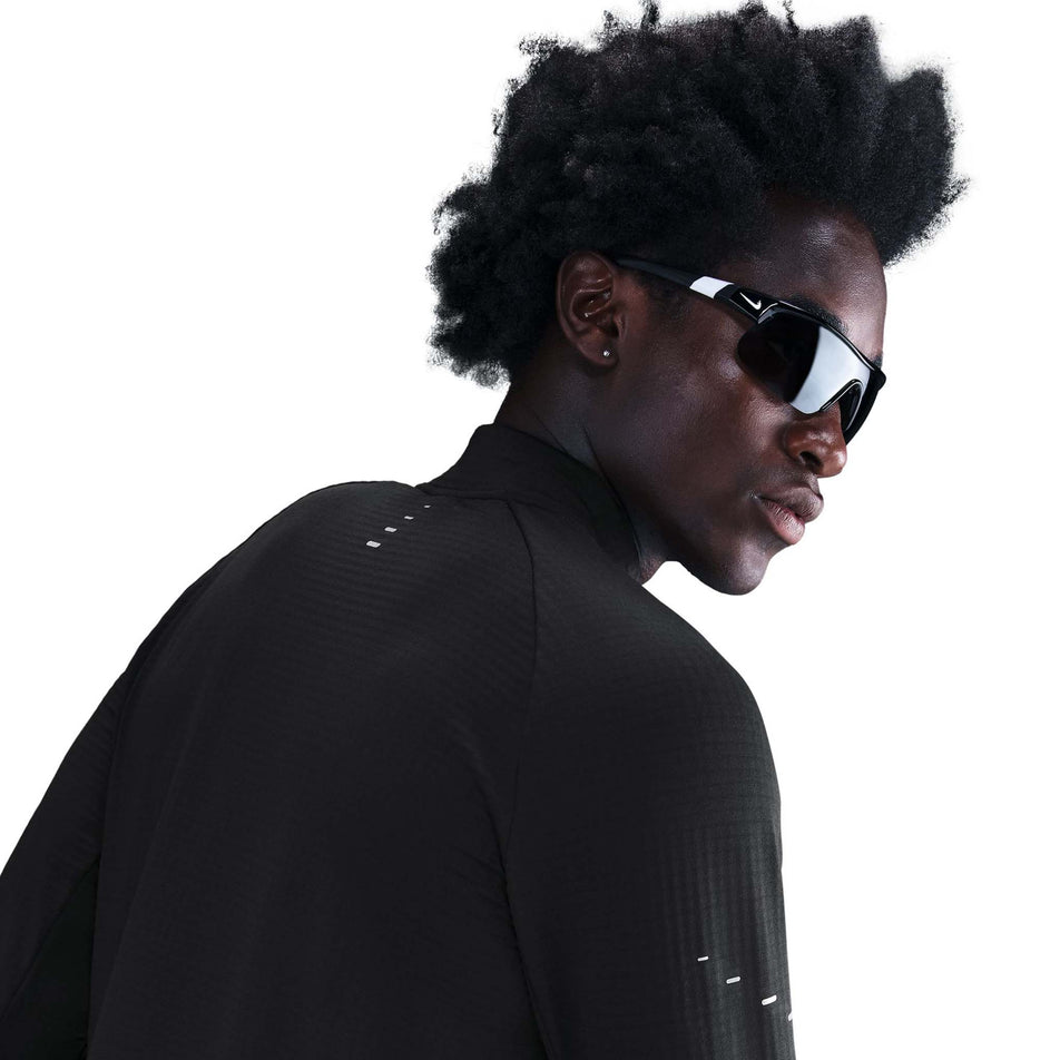 Angled view of the Nike Men's Stride Therma-FIT Repel Winterized 1/2-Zip Running Top in the Black/Reflective Silver colourway. (8778200383650)