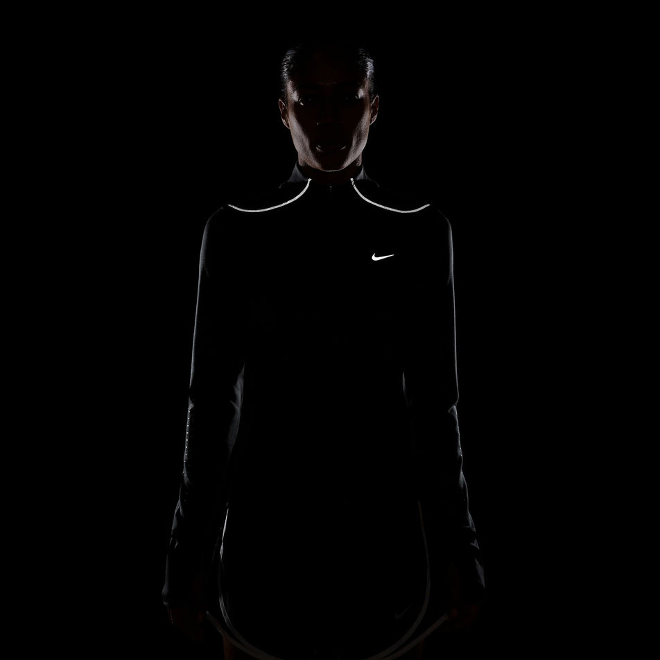 The reflective details on the Nike Women's Swift Therma-FIT ADV 1/4-Zip Running Top in the Black/Reflective Silver colourway. (8756532904098)
