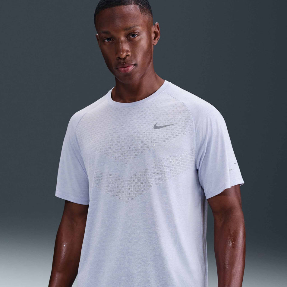 Front view of a model wearing the Nike Men's Stride Dri-FIT ADV Short-Sleeve Running Top in the Ghost/Heather/Reflective Silver colourway. (8710942458018)