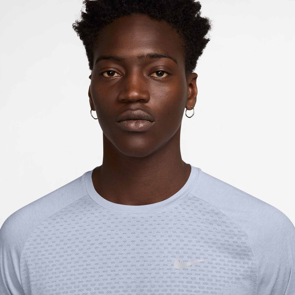 Front view of a model wearing the Nike Men's Stride Dri-FIT ADV Short-Sleeve Running Top in the Ghost/Heather/Reflective Silver colourway. (8710942458018)