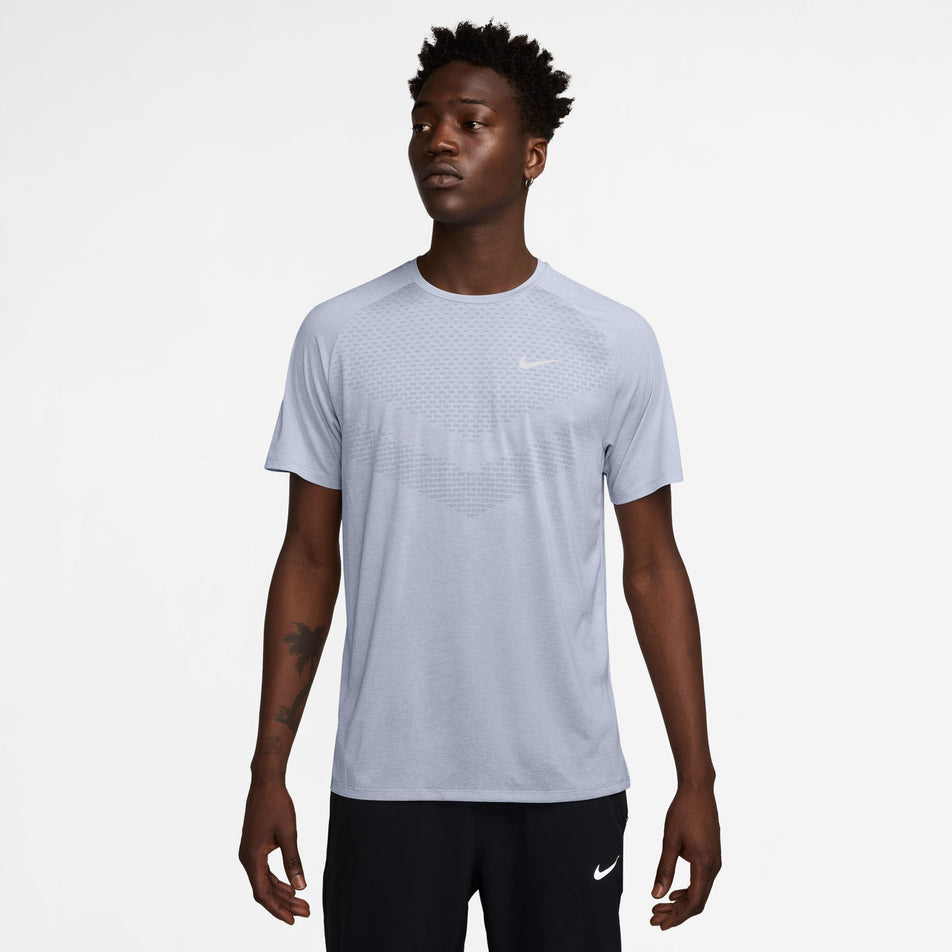 Front view of a model wearing the Nike Men's Stride Dri-FIT ADV Short-Sleeve Running Top in the Ghost/Heather/Reflective Silver colourway. (8710942458018)