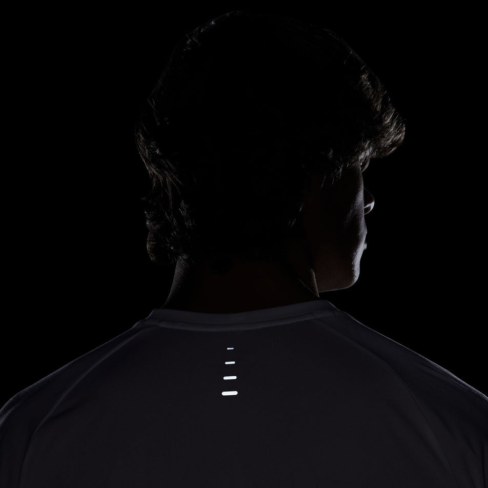 The reflective graphic on the back of the Nike Men's Stride Dri-FIT ADV Short-Sleeve Running Top in the White/Reflective Silver colourway. (8620699844770)