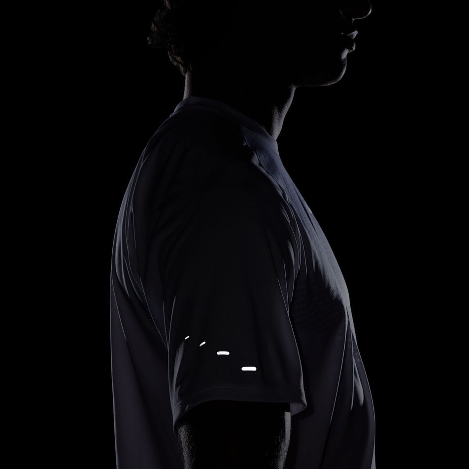 The reflective graphic on the side of the sleeve of the Nike Men's Stride Dri-FIT ADV Short-Sleeve Running Top in the White/Reflective Silver colourway. (8620699844770)