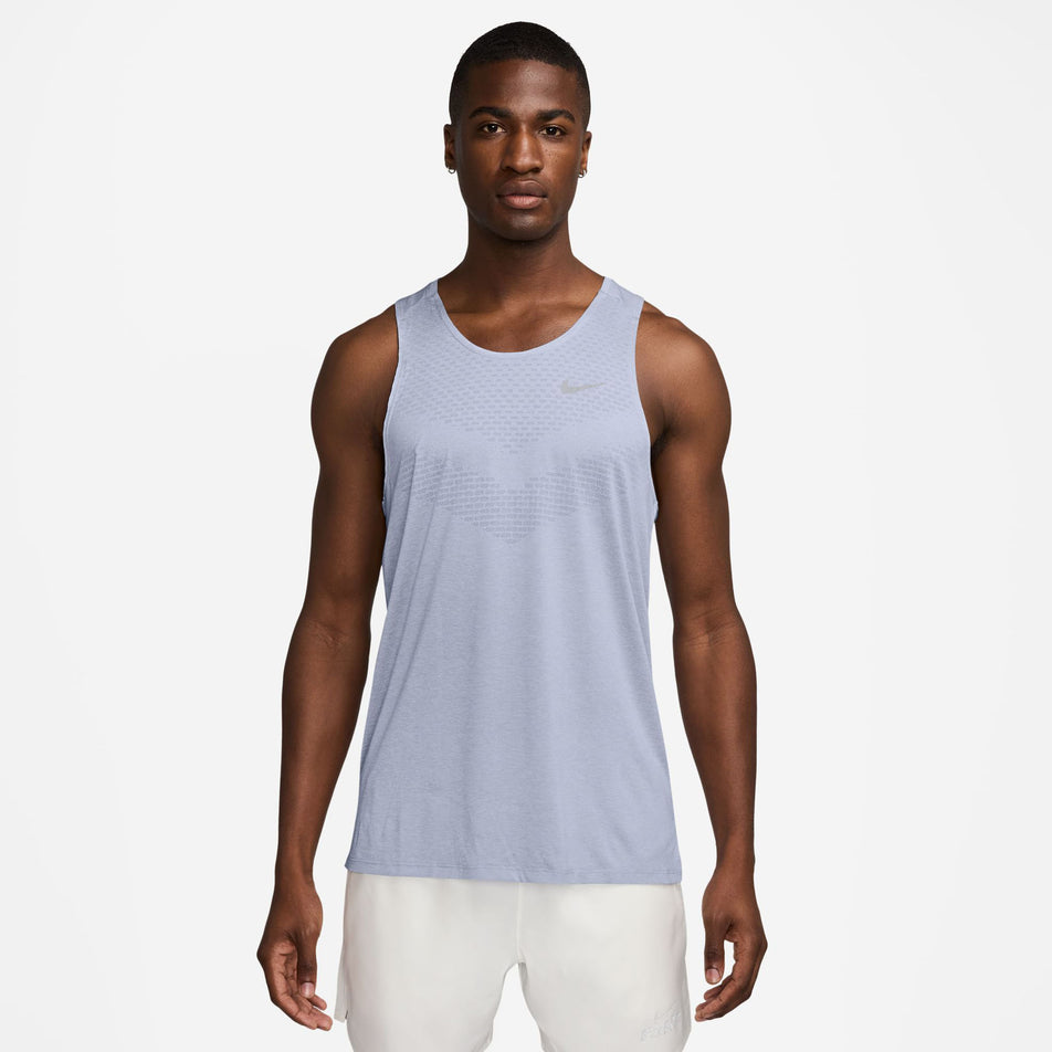 Front view of a model wearing the Nike Men's Stride Dri-FIT ADV Running Tank Top in the Ghost/Heather/Reflective Silver colourway. (8710807388322)