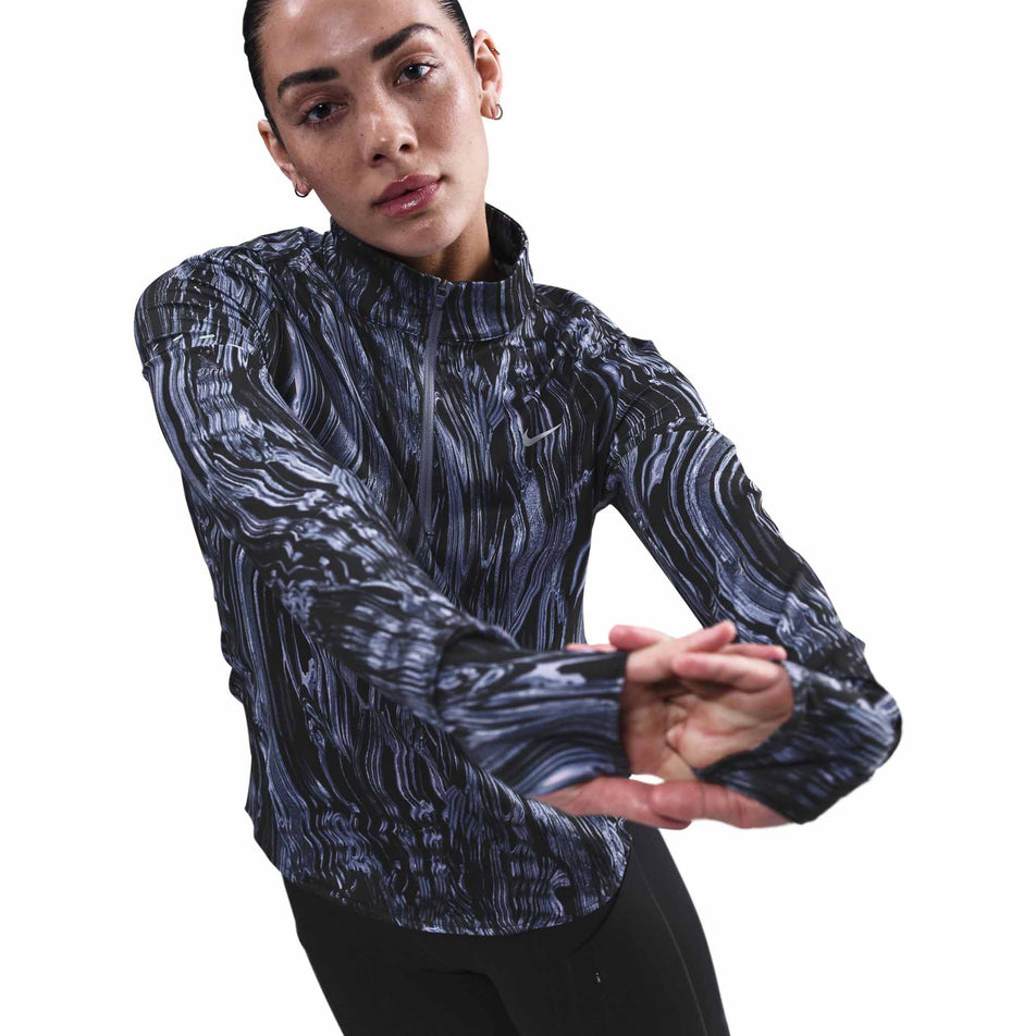 Front view of a model wearing the Nike Women's Swift Dri-FIT UV 1/2-Zip Printed Running Top in the World Indigo/Reflective Silver colourway.(8782446231714)