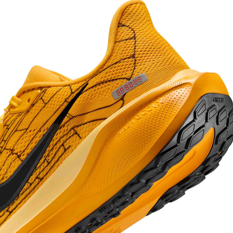 Close up view of the midsole of the left shoe from a pair of Nike Men's Pegasus 41 LV8 Road Running Shoes in the University Gold/Black-Soft Yellow colourway. (8712397717666)
