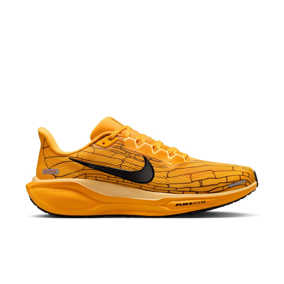 Lateral view of the right shoe from a pair of Nike Men's Pegasus 41 LV8 Road Running Shoes in the University Gold/Black-Soft Yellow colourway. (8712397717666)