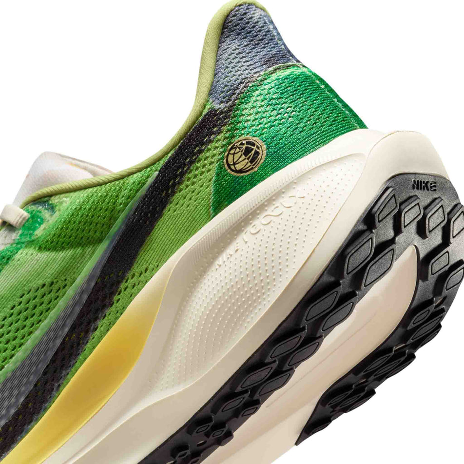 Close-up view of the lateral side of the left shoe from a pair of Nike Men's Pegasus 41 SE Road Running Shoes in the Multi-Color/Clear-Vivid Green-Dark Apple colourway. (8724595540130)