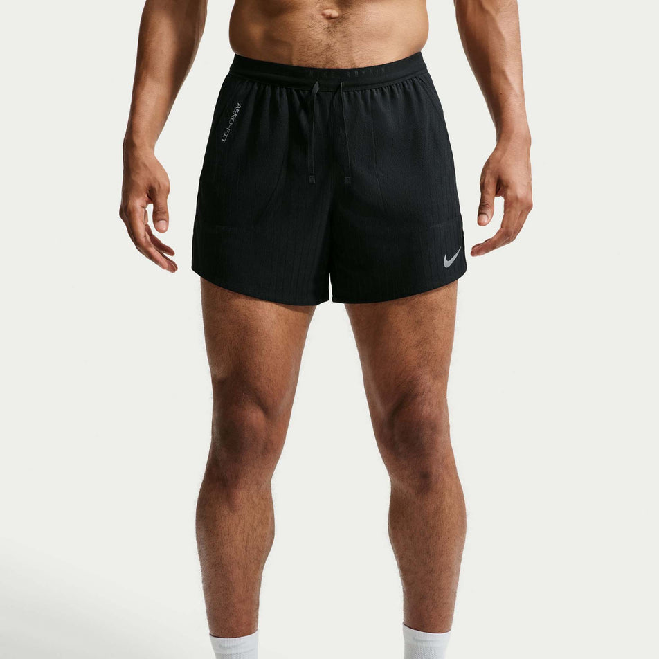 Front view of a model wearing the Nike Men's Stride Aero-FIT 5